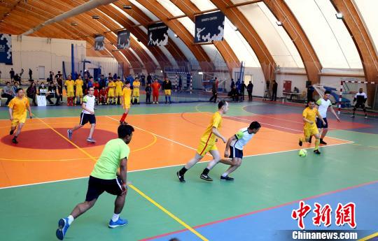 5月13日，由中国驻哈萨克斯坦大使馆主办的“上海合作组织成员国驻哈使团足球友谊赛”在哈首都阿斯塔纳纳扎尔巴耶夫大学体育中心举行。　文龙杰 摄