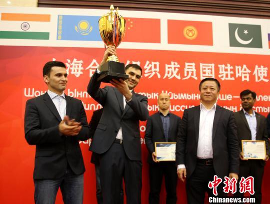 5月13日，由中国驻哈萨克斯坦大使馆主办的“上海合作组织成员国驻哈使团足球友谊赛”在哈首都阿斯塔纳纳扎尔巴耶夫大学体育中心举行。图为，中国驻哈大使张汉晖向“拔得头筹”的塔吉克斯坦队颁发奖杯。　文龙杰 摄